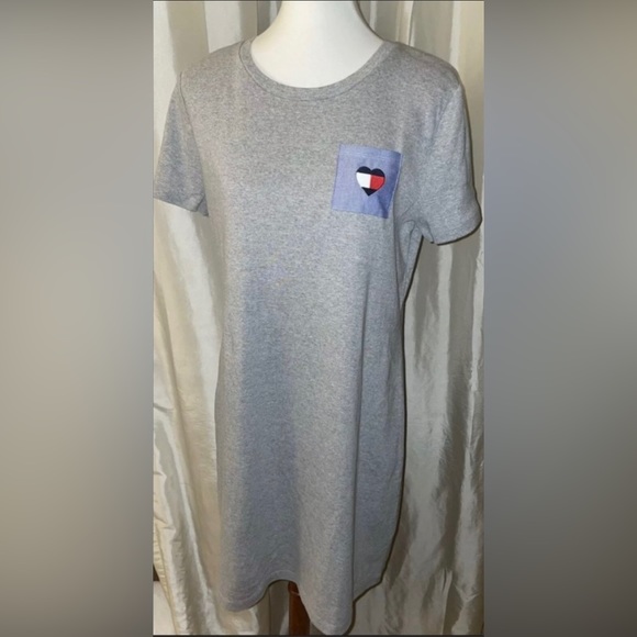 🎉HP🎉New! Tommy Hilfiger Gray/Chambray Logo Heart Pocket TShirt Dress GrayLarge - Picture 2 of 8